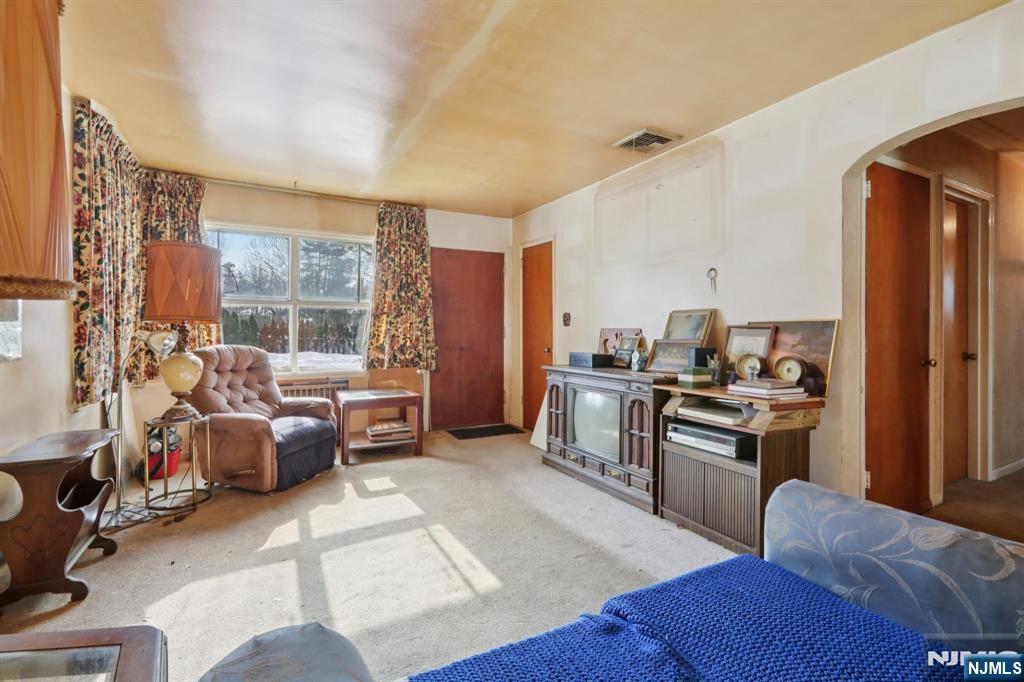 261 Idaho Street Paramus, NJ 07652 - Photo 6 of 23