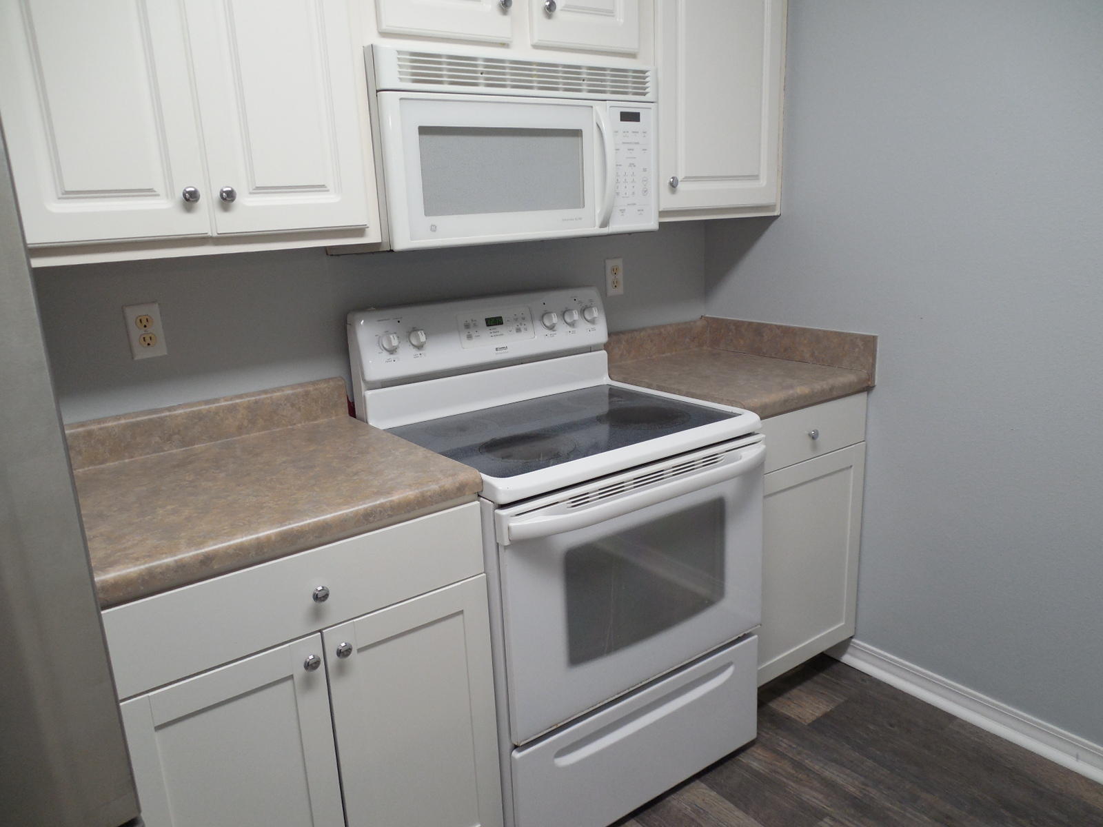 502 Keystone Road Mary Esther, FL 32569 - Photo 7 of 22 a stove top oven sitting inside of a kitchen