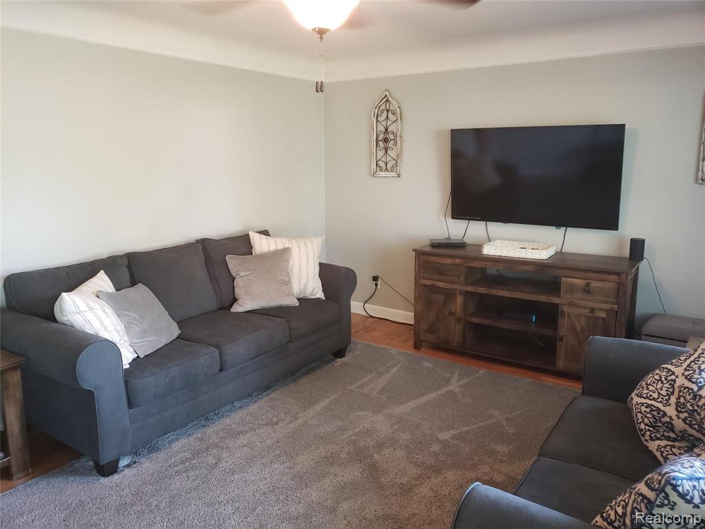 1361 Oakcrest Road Howell, MI 48843 - Photo 4 of 27