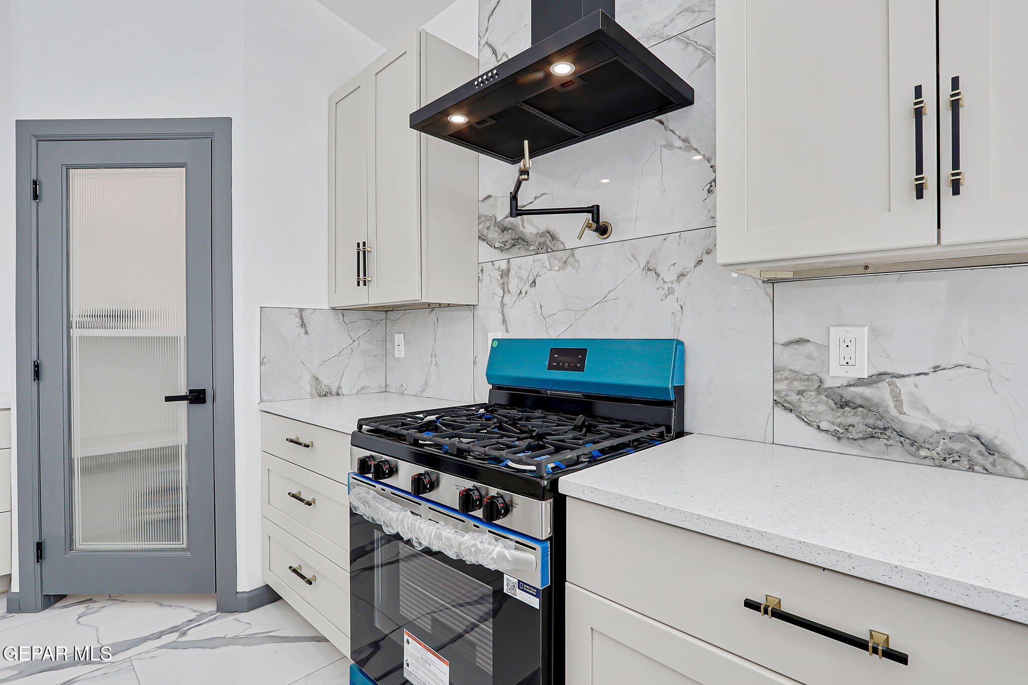693 San Jose Chaparral, NM 88081 - Photo 14 of 40 a kitchen with stainless steel appliances a stove a refrigerator and cabinets