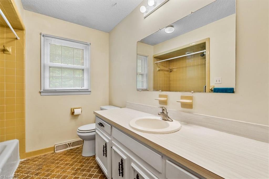 5300 Drake Road Greensboro, NC 27406 - Photo 18 of 30 Hall bathroom