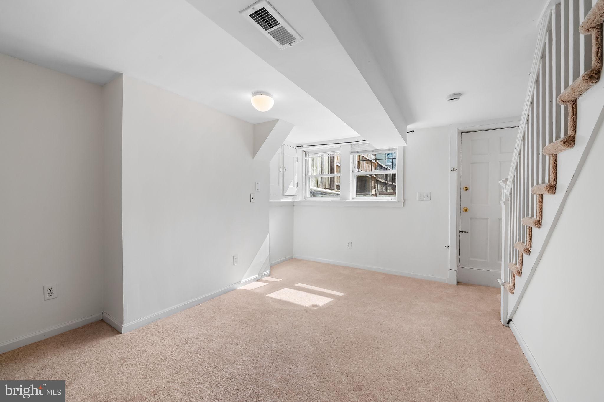 649 Portland Street Baltimore, MD 21230 - Photo 27 of 34 an empty room with windows