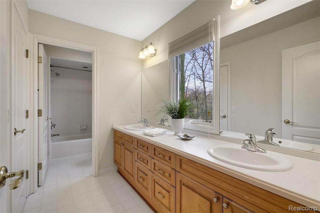 5580 Kirkridge Trail Rochester, MI 48306 - Photo 50 of 61 dsc09427-dsc09429.jpg