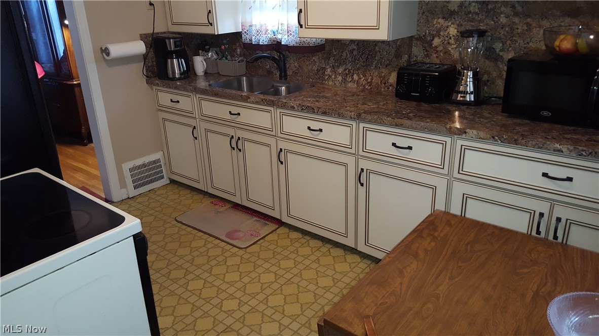 3774 Fairoaks Road South Euclid, OH 44121 - Photo 7 of 16