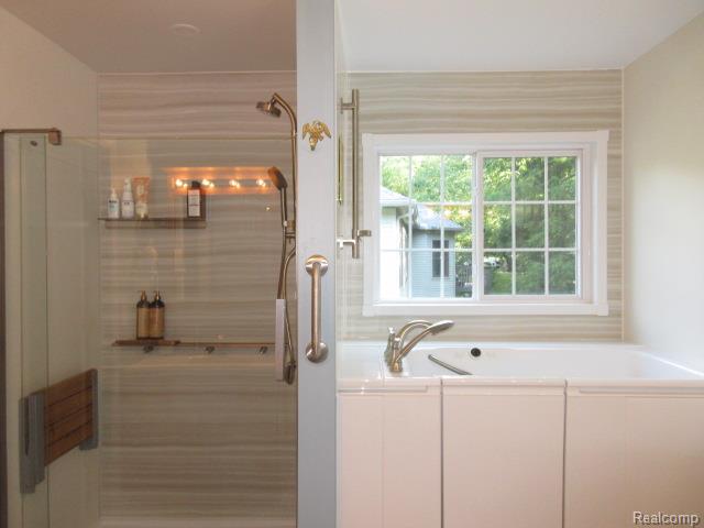 11356 Tall Shadows Court Pinckney, MI 48169 - Photo 24 of 29 Bathroom