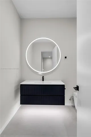 a bathroom with a toilet