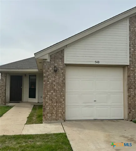 a view of a house with backyard