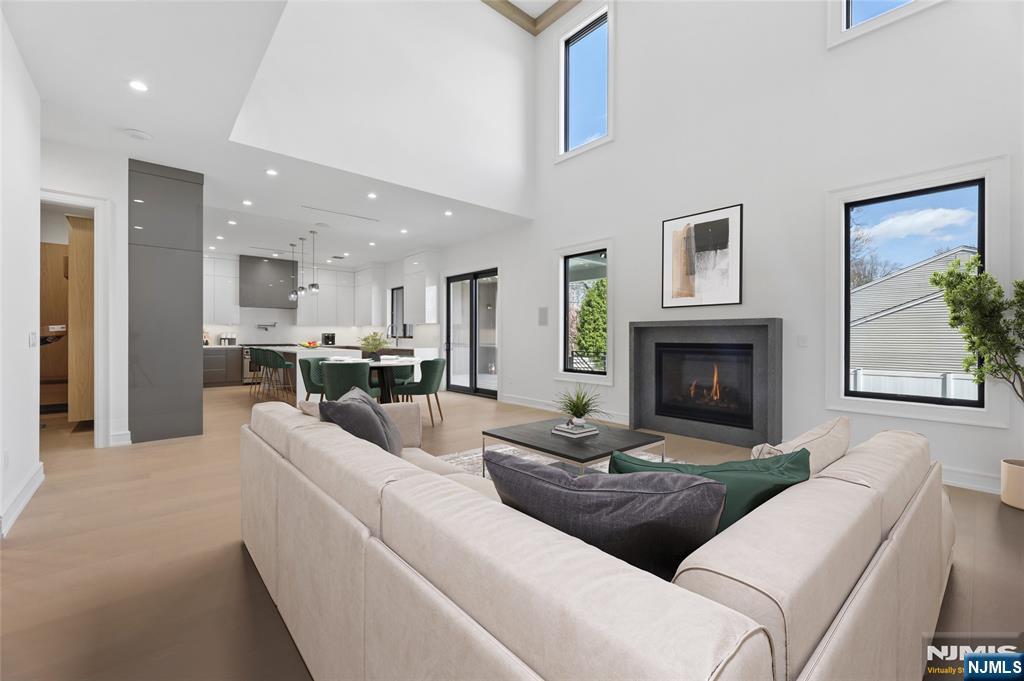 228 Spring Valley Road Paramus, NJ 07652 - Photo 12 of 50