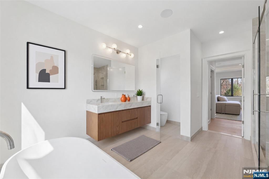 228 Spring Valley Road Paramus, NJ 07652 - Photo 23 of 50