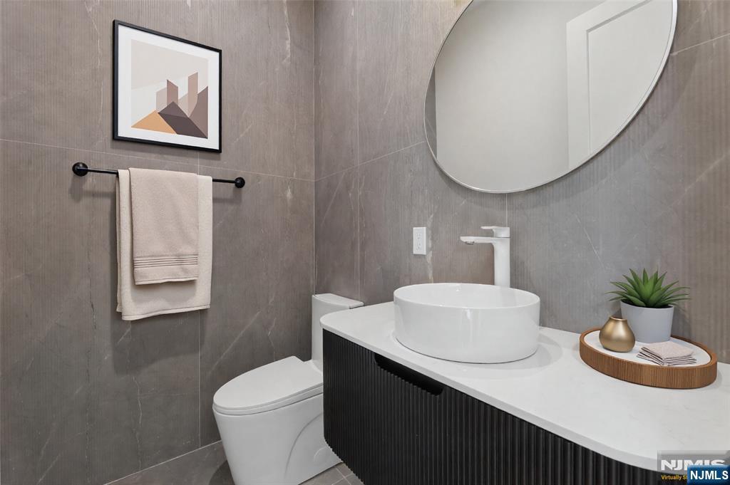 228 Spring Valley Road Paramus, NJ 07652 - Photo 10 of 50