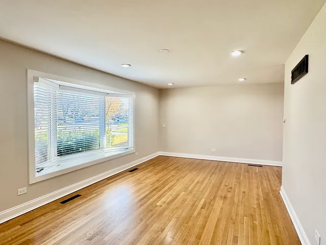 $324,000 | 5700 La Palm Drive, Oak Forest, IL 60452