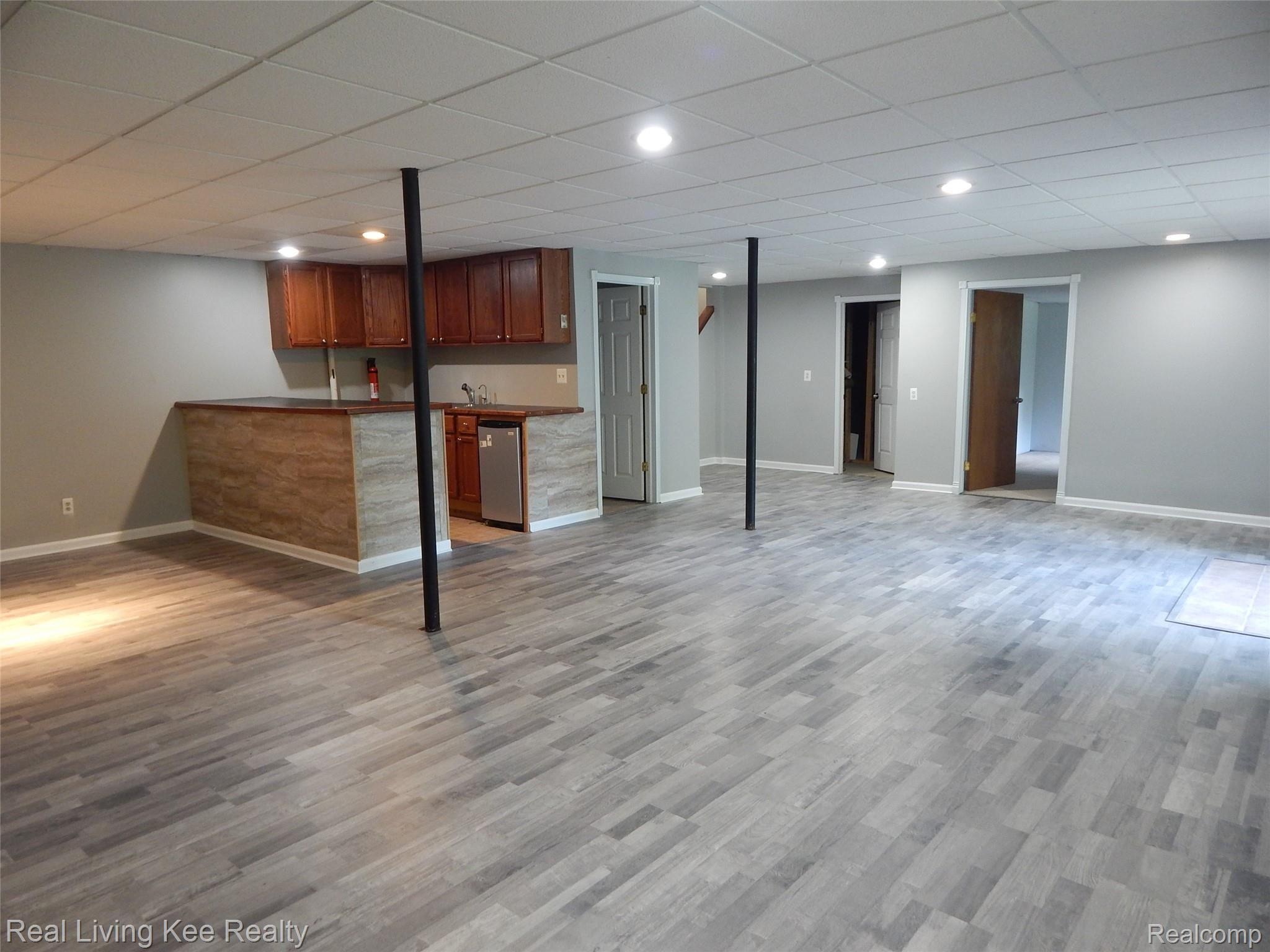 2346 Noble Road Oxford, MI 48370 - Photo 26 of 31 Wet bar
