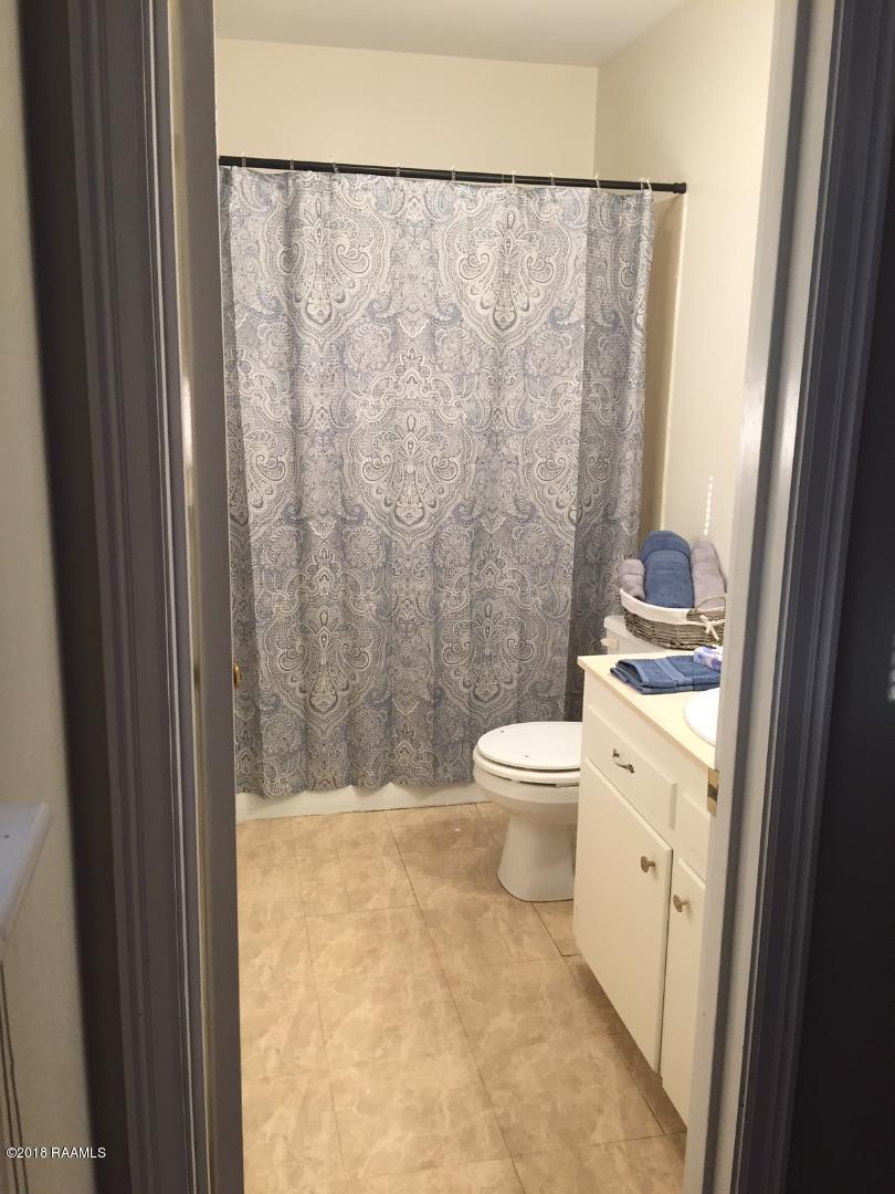 340 Rena Drive Lafayette, LA 70503 - Photo 18 of 31 340 Rena Master bathroom