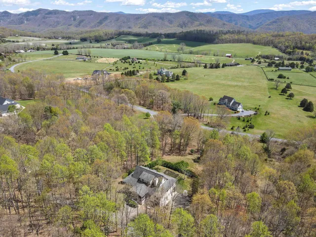 $820,000 | 190 Henry Hill Drive, Fairfield, VA 24435