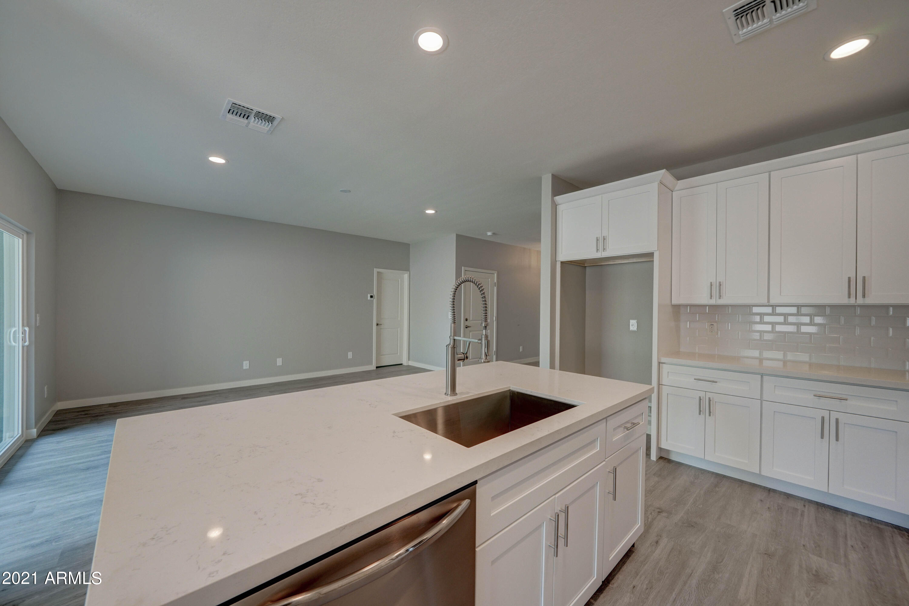 638 West Beverly Rd. Phoenix, AZ 85041 - Photo 7 of 27 642 W Beverly Rd-11