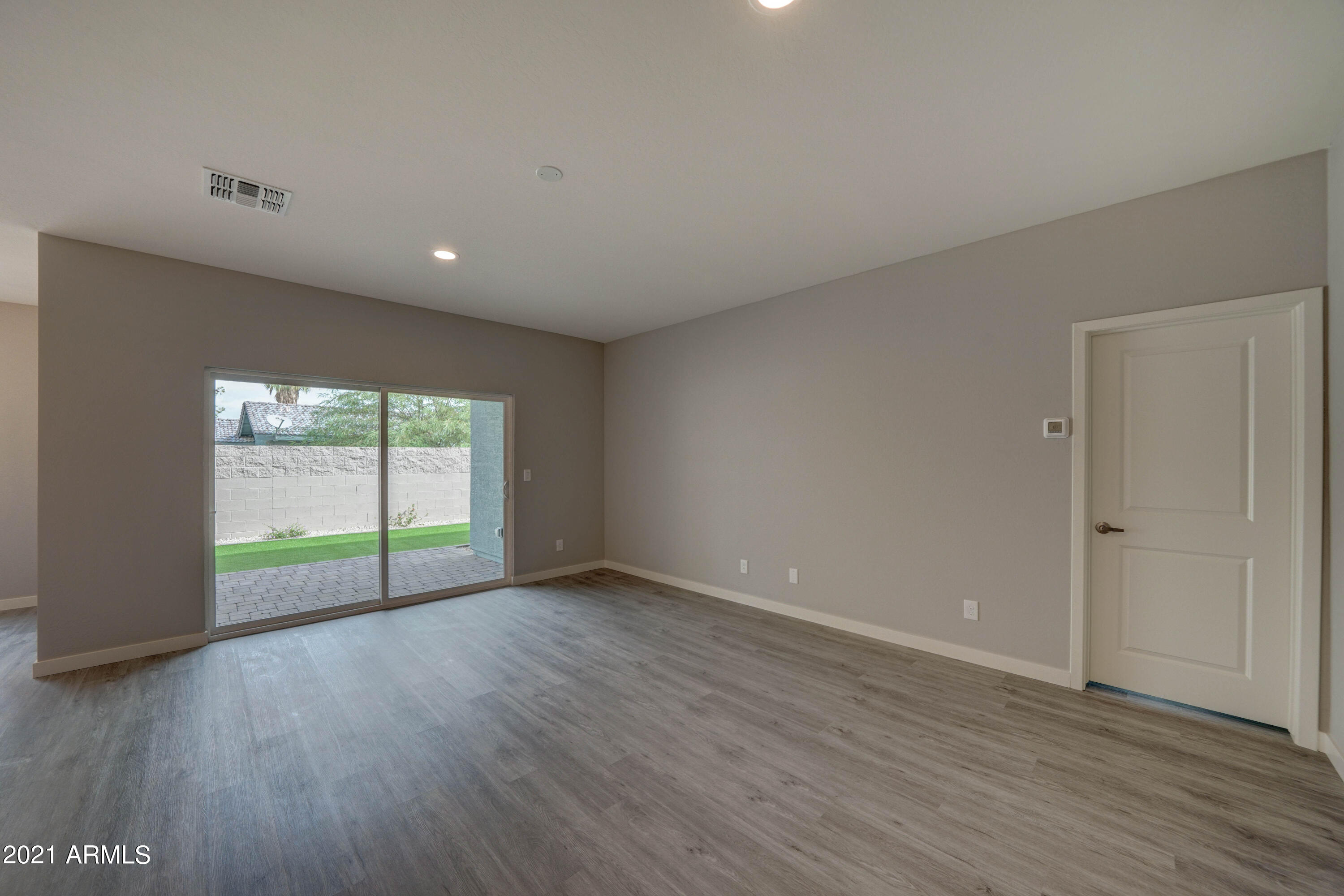 638 West Beverly Rd. Phoenix, AZ 85041 - Photo 10 of 27 642 W Beverly Rd-5