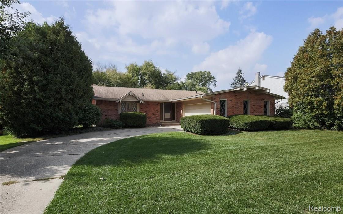 18747 Gill Road Livonia, MI 48152 - Photo 5 of 29 4385a3df2cb0d0ca1b391346f5f9836b.jpg