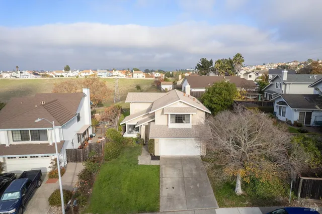 a view of houses with sky view