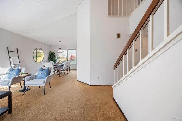 a view of entryway and livingroom with furniture