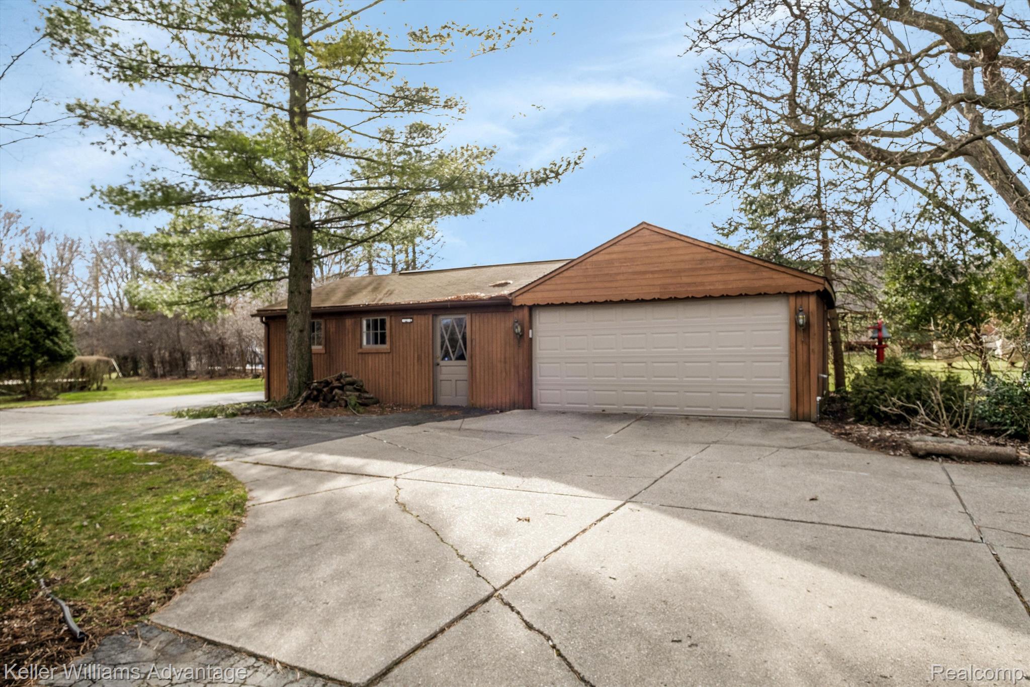 26275 Drake Road Farmington, MI 48331 - Photo 47 of 67 Circular driveway w extra parking pad on the right