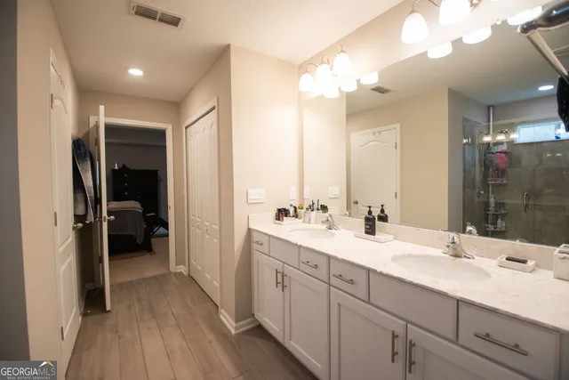 a en suite bathroom with a double vanity sink and mirror