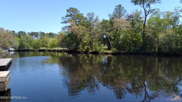 a view of entryway with sign board