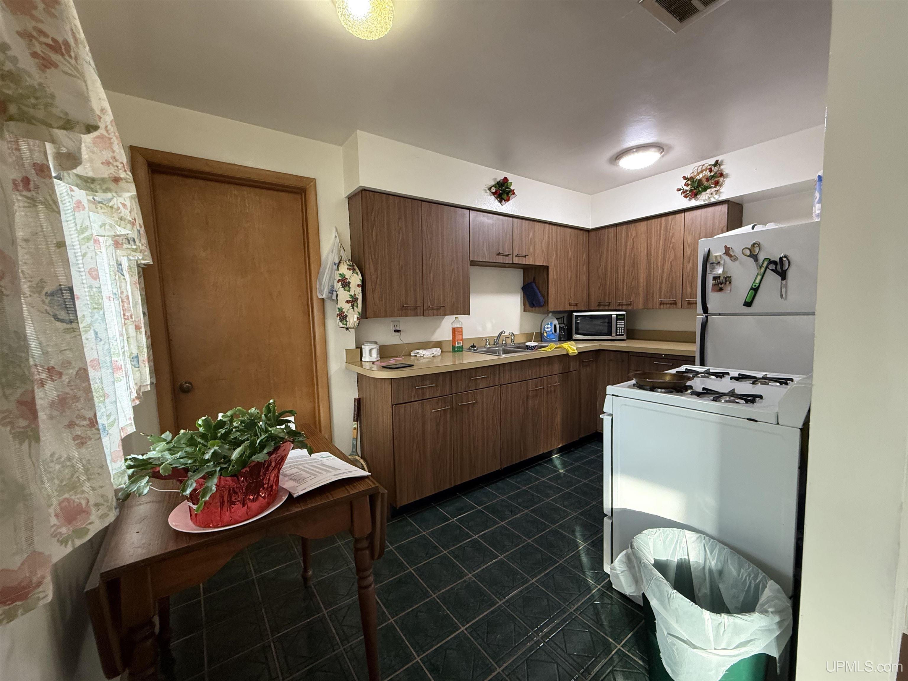 1305 South Lincoln Road Escanaba, MI 49829 - Photo 4 of 39 Gallery Image 4