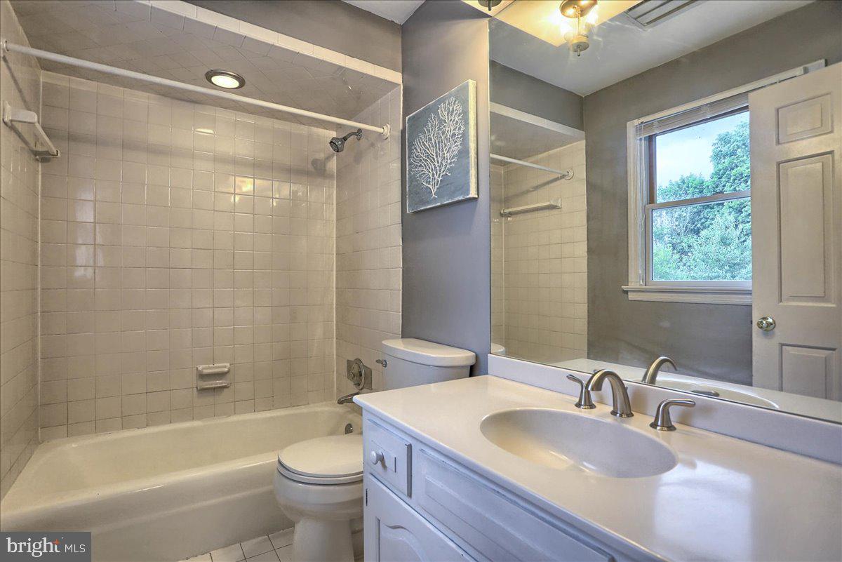 424 Orrs Bridge Road Camp Hill, PA 17011 - Photo 25 of 35 2nd floor bath