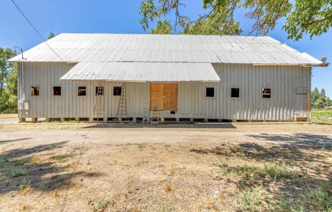 9884 Table Rock Road White City, OR 97503 - Photo 6 of 25 a front view of a house
