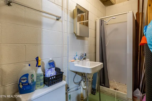 $339,900 | 323 West Ridgecrest Drive, Kingston, TN 37763