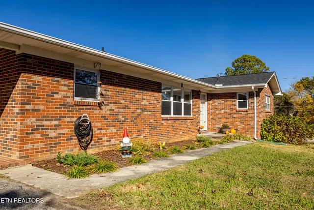 $339,900 | 323 West Ridgecrest Drive, Kingston, TN 37763