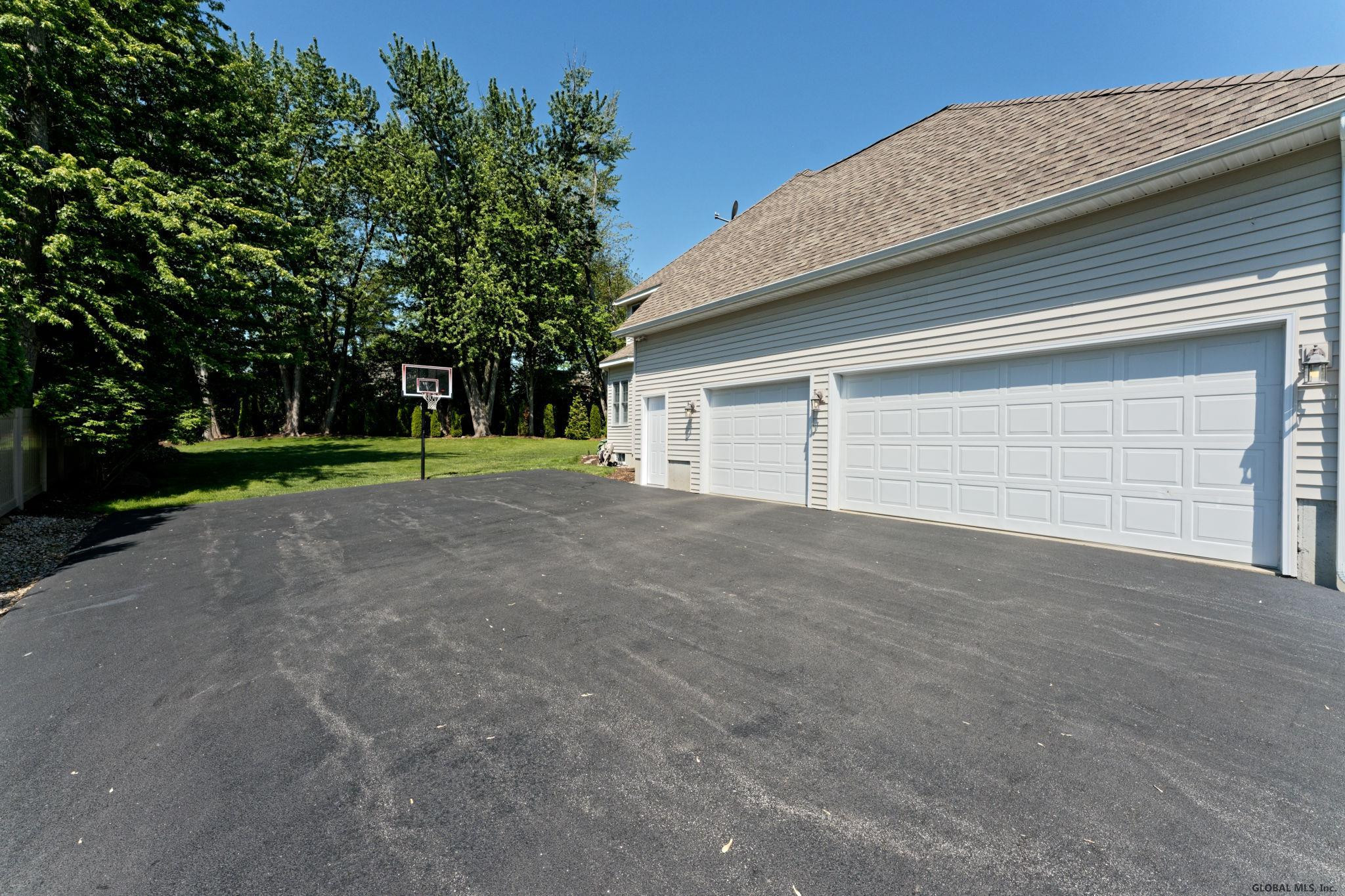 38 Alva Road Niskayuna, NY 12309 - Photo 9 of 13 Photo 52