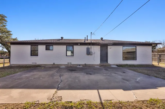 a view of a house with a backyard