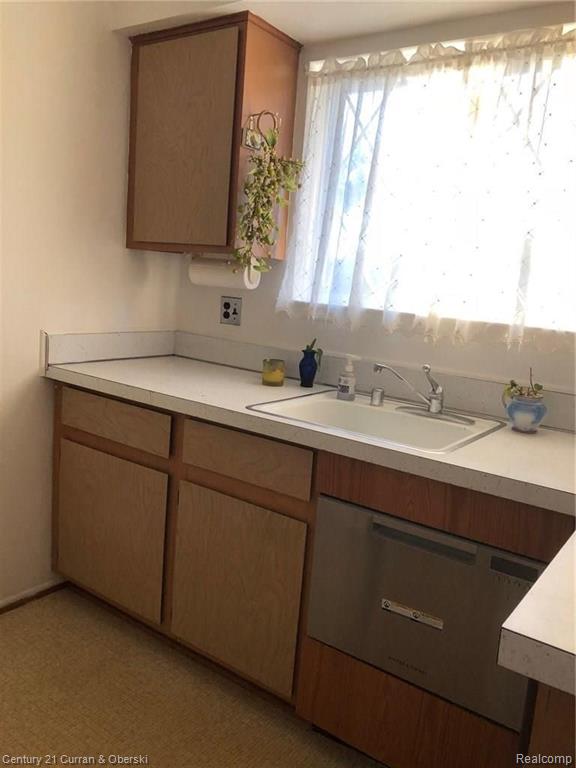 29289 Hayes Road Warren, MI 48088 - Photo 13 of 23