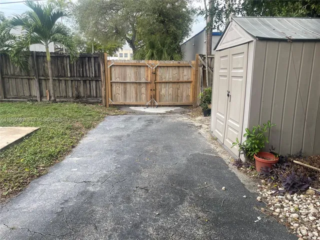 a view of a backyard