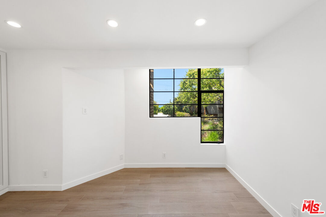 29233 Heathercliff Road, Unit 4 Malibu, CA 90265 - Photo 18 of 20 an empty room with a window
