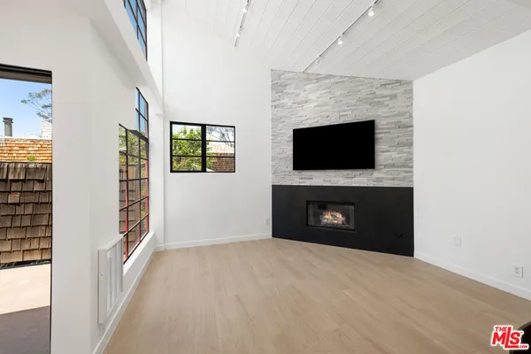 $6,750 | 29233 Heathercliff Road, Unit 4, Malibu, CA 90265