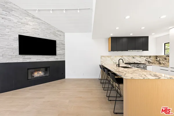 $6,750 | 29233 Heathercliff Road, Unit 4, Malibu, CA 90265