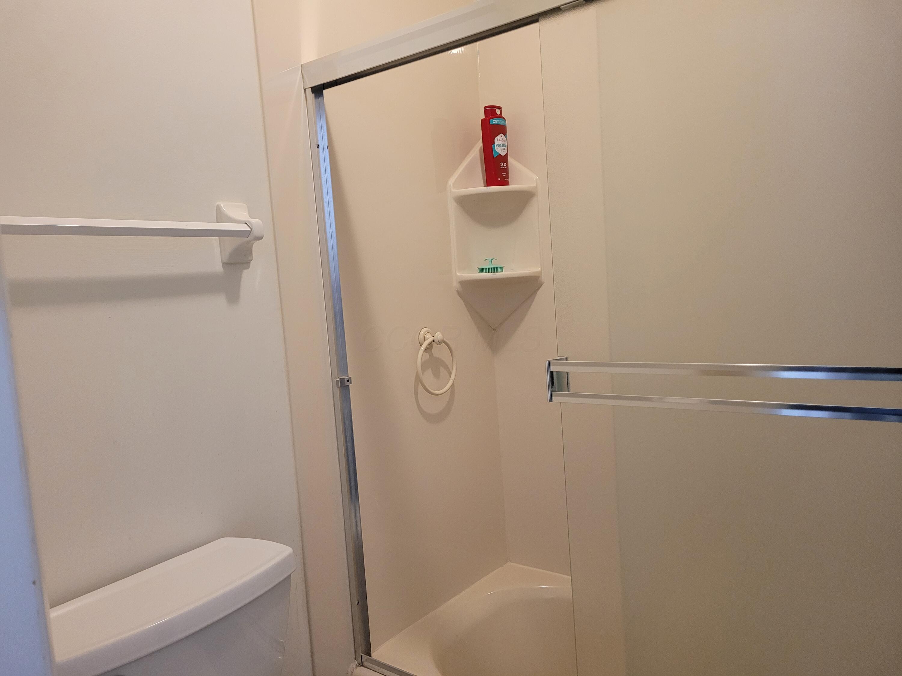 2475 Koebel Road Columbus, OH 43207 - Photo 12 of 18 main bath