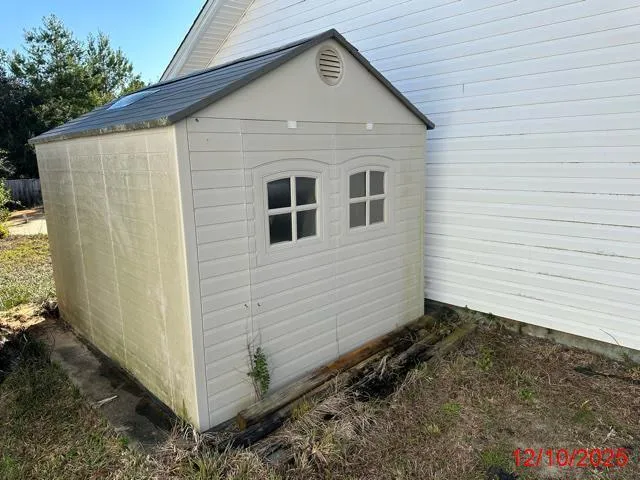 a view of a house with backyard