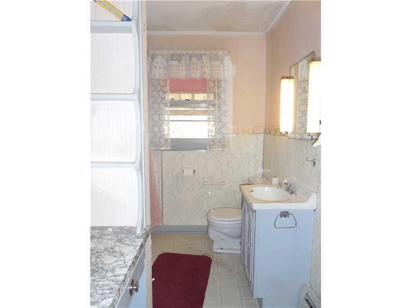 28 Thompson Road Veazie, ME 04401 - Photo 8 of 20 Bathroom.