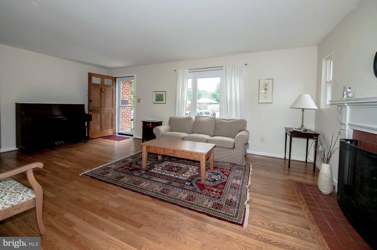 2424 Darrow Street Silver Spring, MD 20902 - Photo 13 of 28 Living Room