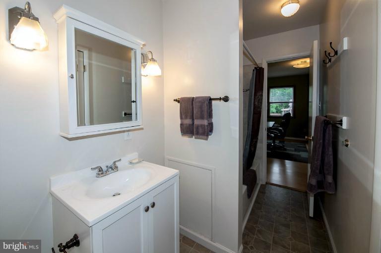 2424 Darrow Street Silver Spring, MD 20902 - Photo 5 of 28 Bath