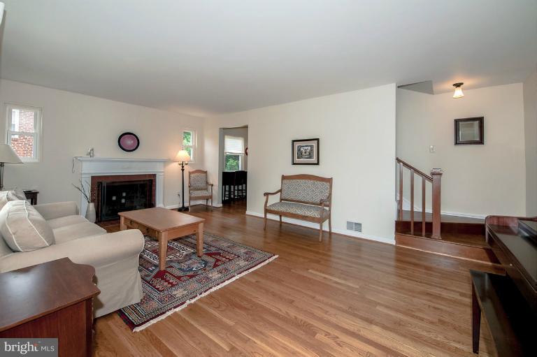 2424 Darrow Street Silver Spring, MD 20902 - Photo 8 of 28 Living Room