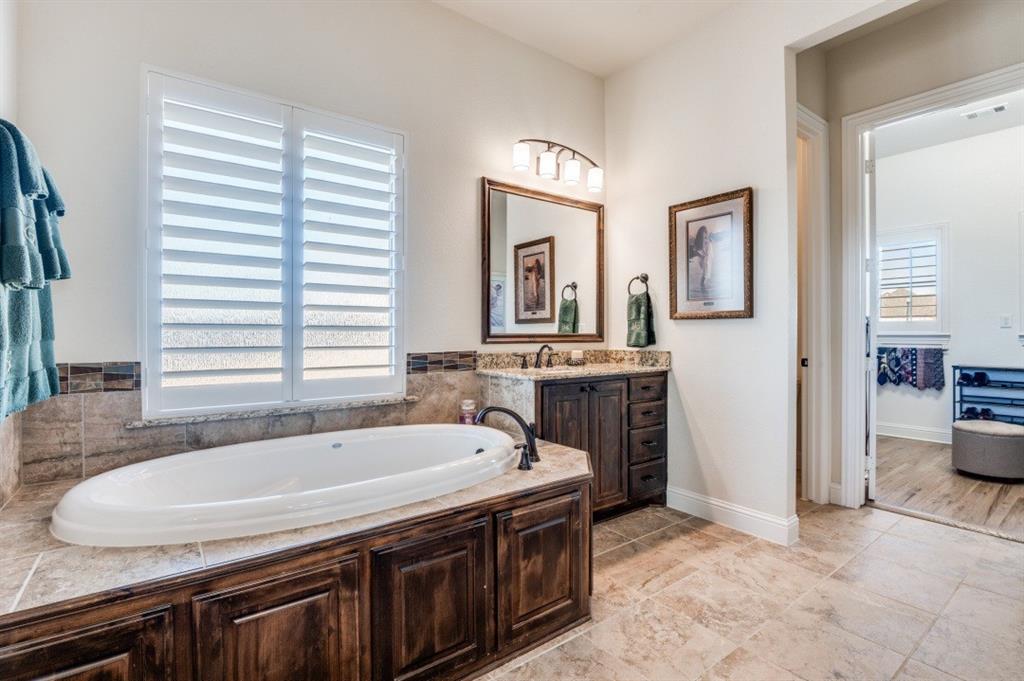 8210 Palmer Road Waxahachie, TX 75167 - Photo 25 of 39 a spacious bathroom with a tub a sink and a mirror