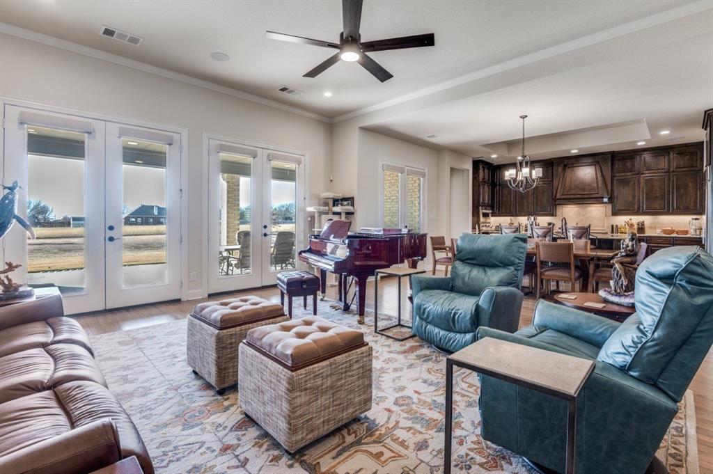 8210 Palmer Road Waxahachie, TX 75167 - Photo 7 of 39 a living room with furniture and a window
