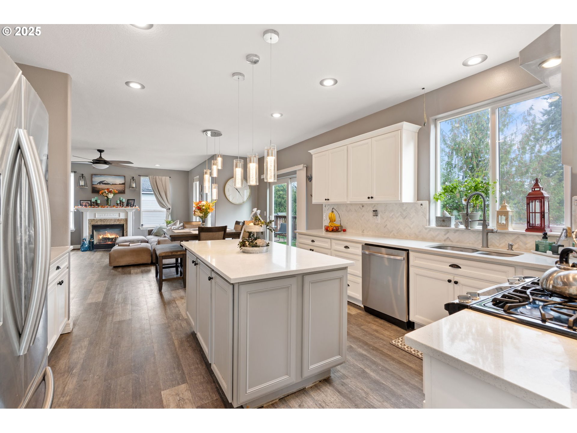117 Altavista Road Longview, WA 98632 - Photo 12 of 40 a kitchen with a sink stove and refrigerator