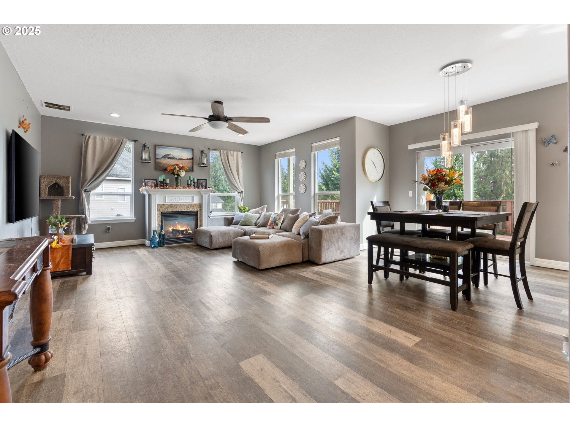 117 Altavista Road Longview, WA 98632 - Photo 16 of 40 a view of a livingroom with furniture window and wooden floor