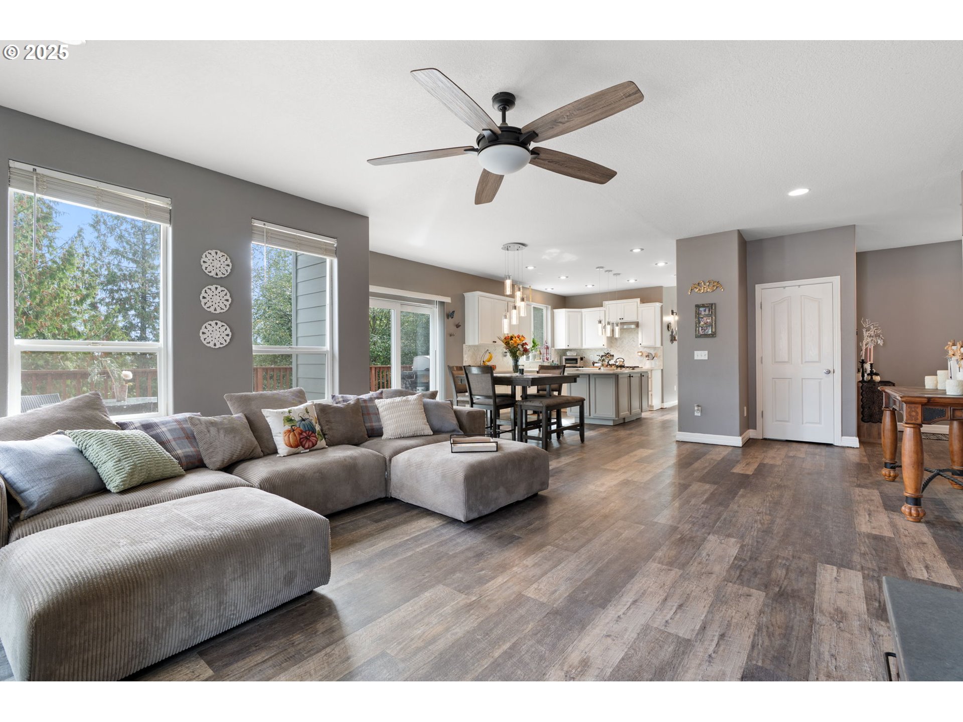 117 Altavista Road Longview, WA 98632 - Photo 18 of 40 a living room with furniture and a large window