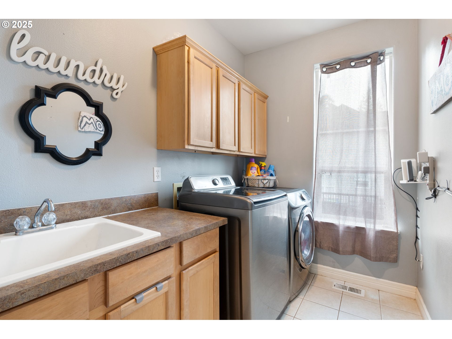 117 Altavista Road Longview, WA 98632 - Photo 20 of 40 a kitchen with a sink cabinets and a window